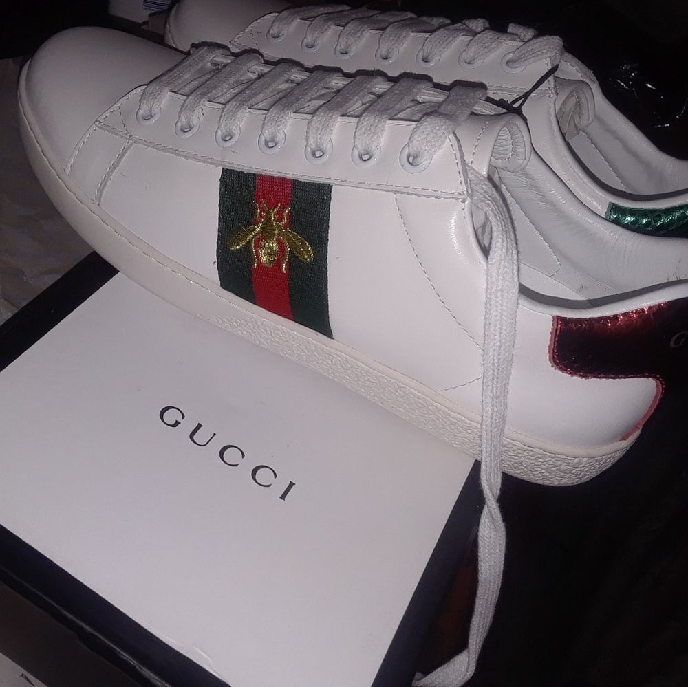 Gucci sneakers embroidered bee